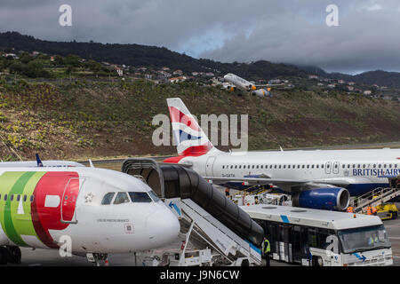 Airbus A320 von TAP Portugal Airlines am Flughafen von Madeira, in der Nähe von Fuchal, vor kurzem umbenannt Christiano Ronaldo International Airport Stockfoto