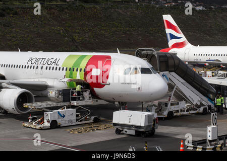 Airbus A320 von TAP Portugal Airlines am Flughafen von Madeira, in der Nähe von Fuchal, vor kurzem umbenannt Christiano Ronaldo International Airport Stockfoto