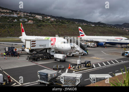 Airbus A320 von TAP Portugal Airlines am Flughafen von Madeira, in der Nähe von Fuchal, vor kurzem umbenannt Christiano Ronaldo International Airport Stockfoto