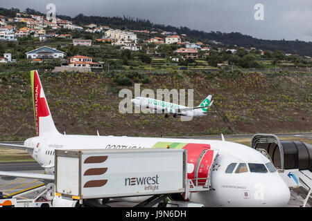 Airbus A320 von TAP Portugal Airlines am Flughafen von Madeira, in der Nähe von Fuchal, vor kurzem umbenannt Christiano Ronaldo International Airport Stockfoto