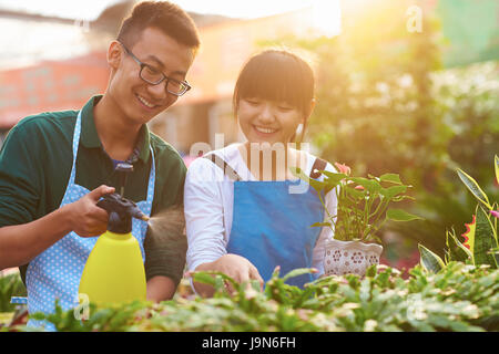 Bild von zwei jungen chinesischen Florist arbeiten im Shop Stockfoto