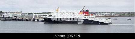 Passagier- und Autofähre MV Loch Seaforth Stornoway Hafen nähert, Äußere Hebriden, Schottland, Großbritannien Stockfoto