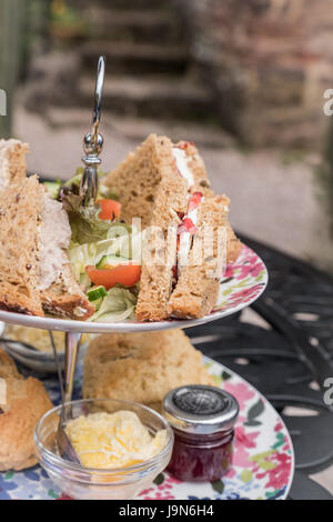 Ein typisch englischer Cream Tea im Cockington Village, Devon.  Mai 2017 Stockfoto