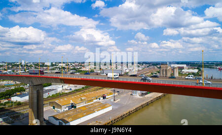 Luftbild auf Nantes Stadt von der Chevire-Brücke über la Loire, Frankreich Stockfoto