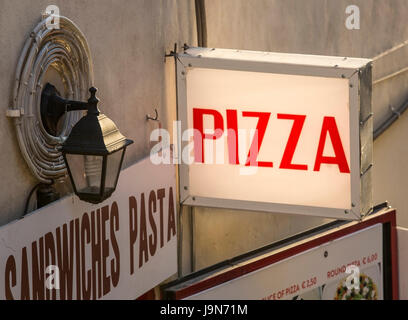 Beleuchtete Pizza Zeichen in Rom, Italien, Europa Stockfoto