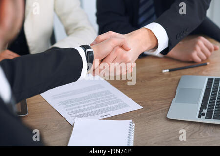 Nahaufnahme von Geschäftsleuten Händeschütteln zu treffen oder Verhandlungen im Büro. Partner sind zufrieden, weil die Vertragsunterzeichnung Stockfoto