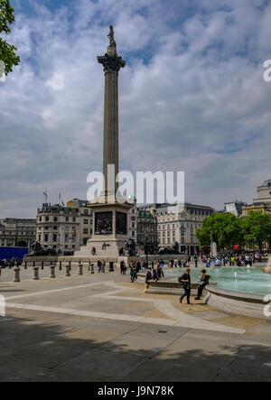 London, UK - 11. Mai 2017: Trafalgard Square und Nelson Säule mit Touristen. Stockfoto