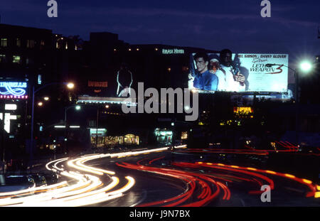 Blick auf den sunset Strip in der Nacht einschließlich Film-Plakate in Los Angeles, Kalifornien, ca. 1992 Stockfoto