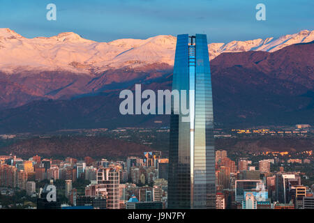 Region Metropolitana, Santiago, Chile - Anzeigen Gran Torre Santiago, das höchste Gebäude in Lateinamerika, ein 64-stöckiges Hochhaus Stockfoto