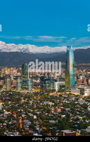 Skyline von Santiago de Chile auf die Füße von der Gebirgskette der Anden und Gebäuden im Stadtteil Providencia. Stockfoto