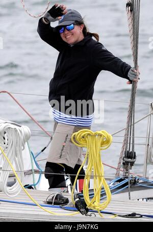 AJAXNETPHOTO. 29. MAI 2017. PLYMOUTH, ENGLAND. -TRANSAT - OSTAR EINTRAG KASS SCHMITT (USA) MIT SKIPPER YACHT ZEST.  FOTO: TONY CARNEY/AJAX REF: TC172905 59 Stockfoto