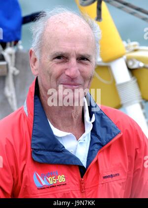 AJAXNETPHOTO. 28. MAI 2017. PLYMOUTH, ENGLAND. -TRANSAT - OSTAR EINTRAG MERVYN WHEATLEY (GBR) MIT SKIPPER DIE YACHT TAMARINDE.  FOTO: TONY CARNEY/AJAX REF: TC172905 74 Stockfoto