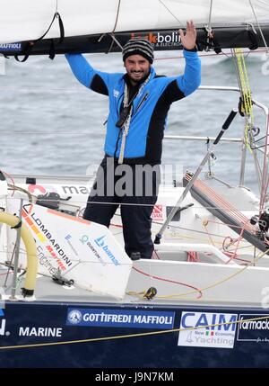 AJAXNETPHOTO. 28. MAI 2017. PLYMOUTH, ENGLAND. -TRANSAT - ITALIENISCHE OSTAR EINTRAG MICHELE ZAMBELLI SKIPPER YACHT-ILLUMIA, HIER AM START ZU SEHEN.  FOTO: TONY CARNEY/AJAX REF: TC172905 146 Stockfoto