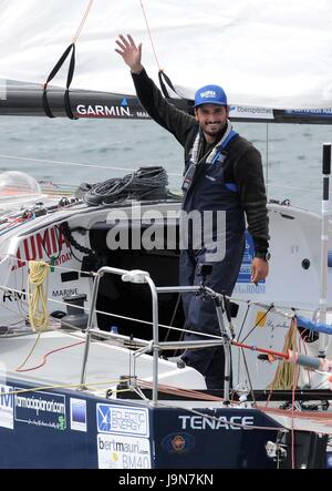 AJAXNETPHOTO. 28. MAI 2017. PLYMOUTH, ENGLAND. -TRANSAT - ITALIENISCHE OSTAR EINTRAG MICHELE ZAMBELLI SKIPPER YACHT-ILLUMIA, HIER AM START ZU SEHEN.  FOTO: TONY CARNEY/AJAX REF: TC172905 13 Stockfoto