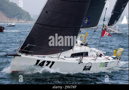 AJAXNETPHOTO. 28. MAI 2017. PLYMOUTH, ENGLAND. -TRANSAT - OSTAR EINTRAG BAM SKIPPERED DURCH CONOR FOGERTY (EIR).  FOTO: CAROLINE BEAUMONT/AJAX REF: CJP172905 1613 Stockfoto