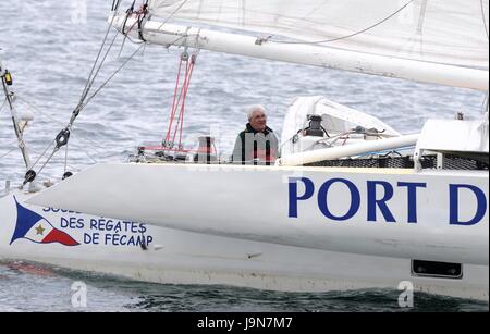 AJAXNETPHOTO. 29. MAI 2017. PLYMOUTH, ENGLAND. -TRANSAT - FRANZÖSISCHE TWOSTAR EINTRAG PIR 2 SKIPPERED DURCH ETIENNE HOCHEDE UND FRANCOISE HANSS (FRA). IM RUHESTAND MIT MAST PROBLEME. FOTO: TONY CARNEY/AJAX REF: TC172905 147 Stockfoto