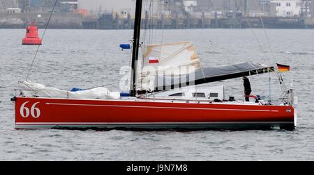 AJAXNETPHOTO. 29. MAI 2017. PLYMOUTH, ENGLAND. -TRANSAT - ZWEI STERNEINTRAG ROTE 66 CO SKIPPERED DURCH UWE ROTTGERING VON DEUTSCHLAND UND ASIEN PAJKOWSKA AUS POLEN.  FOTO: TONY CARNEY/AJAX REF: TC172905 53 Stockfoto