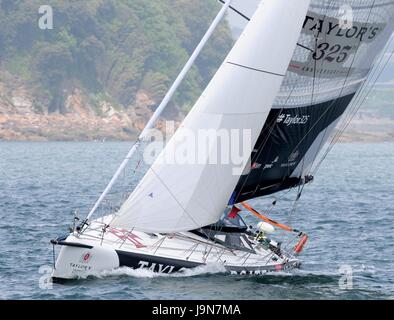 AJAXNETPHOTO. 29. MAI 2017. PLYMOUTH, ENGLAND. -TRANSAT - PORTUGAL IST 60 OSTAR EINTRAG TAYLOR 325 SKIPPERED DURCH RICARDO DINIZ ÖFFNEN. IM RUHESTAND WEGEN VERMUTETEN GEHIRNERSCHÜTTERUNG. FOTO: TONY CARNEY/AJAX REF: TC172905 132 Stockfoto