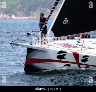 AJAXNETPHOTO. 29. MAI 2017. PLYMOUTH, ENGLAND. -TRANSAT - ITALIENISCHE OSTAR SKIPPER ANDREA MURA IM BUG DES SEINE OFFENEN 60 YACHT VENTO DI SARDEGNA ZU BEGINN. FOTO: CAROLINE BEAUMONT/AJAX REF: CJP172905 1620 Stockfoto