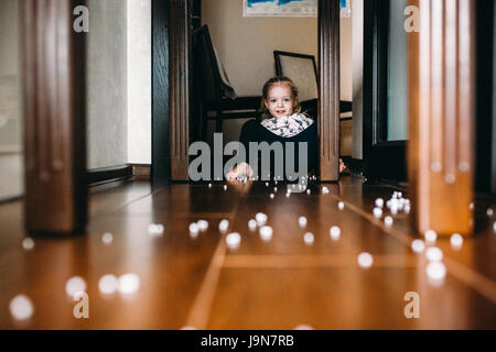 Kleines Mädchen spielt mit Schaumstoff Kugeln Stockfoto