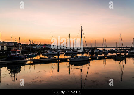 Reflektierende Sonnenuntergang in Ryde Hafen Stockfoto