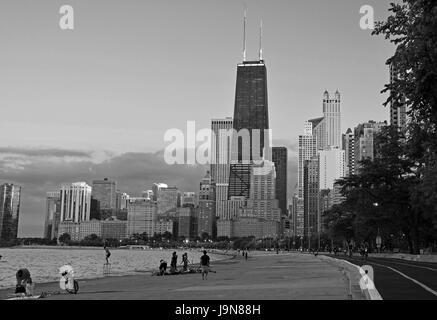 Blick nach Süden in die Innenstadt von Chicago an einem Sommerabend vom jogging-Pfad im Stadtteil Goldküste. Stockfoto