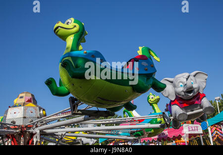 Kinder Fahrgeschäfte auf der Kirmes. Stockfoto