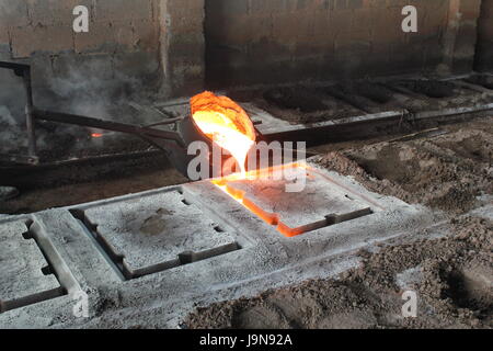 Gießen von Metall in einer Gießerei in Costa Rica. Stockfoto