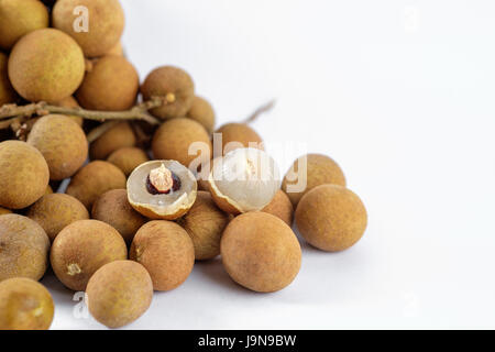 Frische Longan Früchte auf weißem Hintergrund Stockfoto