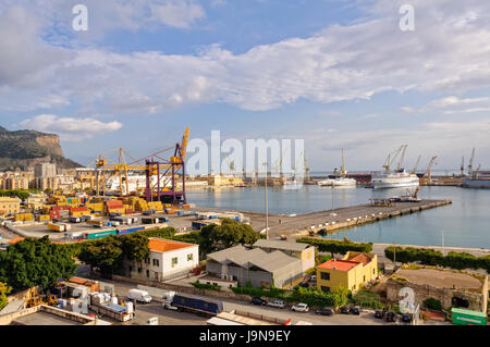 Schiffe, Krane, Container und LKW an Poret von Palermo (Molo Piave)