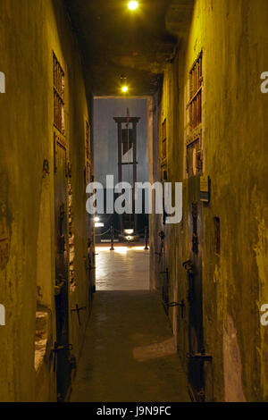 Zelle Block Korridor und historischen Guillotine, Hoa Lo Gefängnismuseum, (Aka Hanoi Hilton), Hanoi, Vietnam Stockfoto