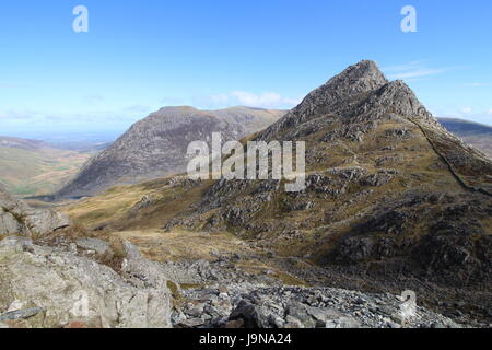 Adam und Eva, die Zwillinge in den Wolken auf Tryfan Stockfoto