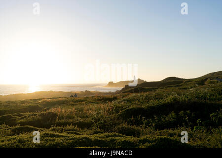 Einen Sommer Sonnenuntergang bei Godrevy, Cornwall, Vereinigtes Königreich Stockfoto