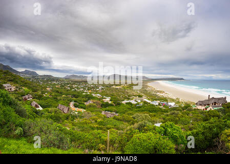 Die malerischen Noordhoek Strand mit dramatischer Himmel im Winter. Panoramablick vom Chapmans Peak Drive, Cape Peninsula, Cape Town, Südafrika. Stockfoto
