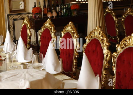 Einreihige Stühle Dinning Tabelle in 1135 AD Restaurant Amber Fort in Jaipur, Rajasthan, Indien Interieur Stockfoto