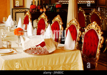 Einreihige Stühle Dinning Tabelle in 1135 AD Restaurant Amber Fort in Jaipur, Rajasthan, Indien Interieur Stockfoto