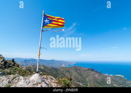 Unabhängigkeit katalanische Flagge "Estelada", in der Nähe von Sant Pere de Rodes, Girona, Katalonien Stockfoto