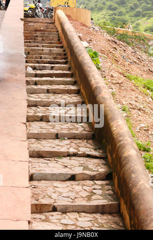 Eine leere alte Treppe gemacht aus Felsen und Beton Stockfoto