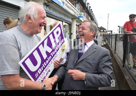 Ehemaliger Ukip Führer Nigel Farage unterschreibt ein Plakat für ein Anhänger bei einem allgemeinen Wahlen Kampagne Besuch in Tilbury, Essex. Stockfoto