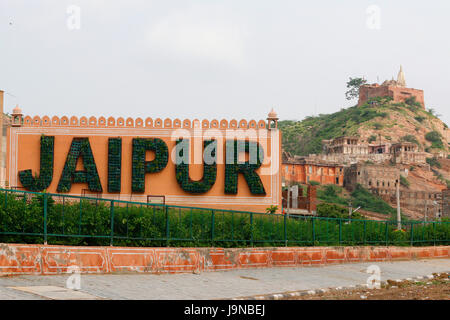 Jaipur (Rajasthan die Hauptstadt) Name der Stadt aus Grass in Ortseintrag geschrieben. Stockfoto