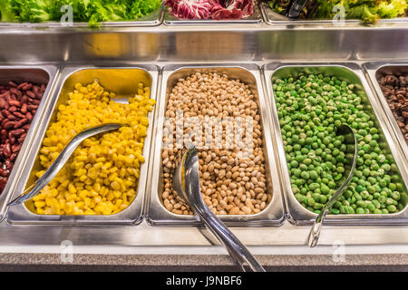 Salatbar mit Gemüse in silbernen Schalen im Restaurant, gesunde Ernährung. Wählen Sie Ziel Stockfoto