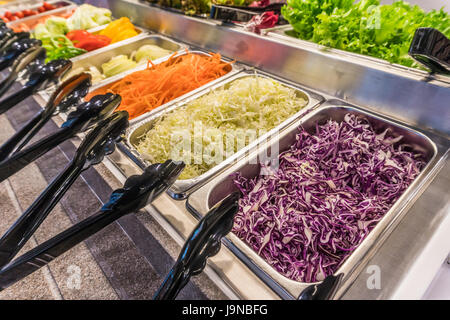 Salatbar mit Gemüse in silbernen Schalen im Restaurant, gesunde Ernährung. Wählen Sie Ziel Stockfoto