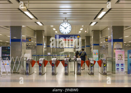 BANGKOK, THAILAND - 1. Januar 2017: MRT u-Bahn Zug Bahnhof Ticket Schranken am u-Bahn-Eingang in Bangkok Thailand Stockfoto