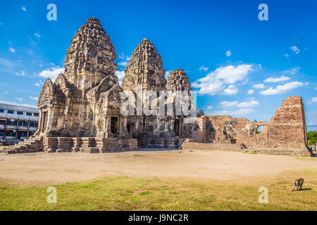 Phra Prang Sam Yot Tempel, antike Architektur im Zentrum Lopburi, Thailand Stockfoto