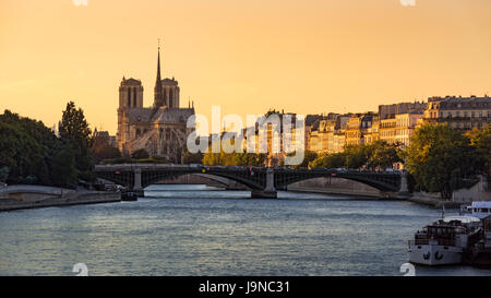 Kathedrale Notre Dame de Paris, Ile Saint Louis, Sully-Brücke und das Seineufer bei Sonnenuntergang im Sommer. 4. Arrondissement von Paris. Frankreich Stockfoto