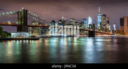 Blick auf die Brooklyn Bridge mit Financial District Hochhäuser am Twilight und leichte Wolken. Lower Manhattan, New York City Stockfoto