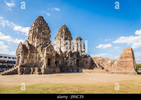 Phra Prang Sam Yot Tempel, antike Architektur im Zentrum Lopburi, Thailand Stockfoto