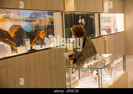 Passagier an Bord Viking Meer Ozean Kreuzfahrt schaut Schmuck in das Schiff Geschenke Shop. Stockfoto