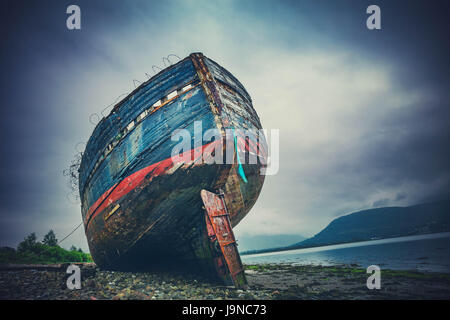 Verlassene Shipwrek am Ufer in Schottland Stockfoto