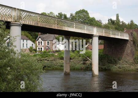 Brücke bei Brockweir, einem kleinen Dorf am Fluss Wye, Wald des Dekans, Gloucestershire, an der Grenze zu Wales und England. Stockfoto